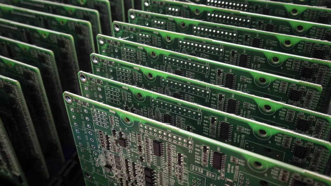 Китайские фирмы заполняют склады чип-компонентами и оборудованием