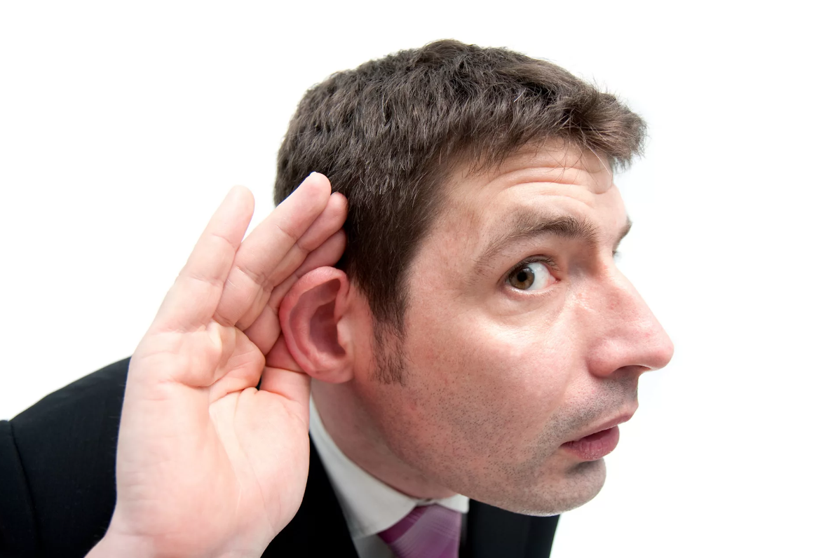 Зачем люди слушают. Человек прислушивается. Внимательно слушаю. Внимательный слушатель.