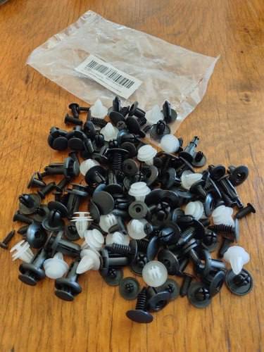 Набор автомобильных клипс