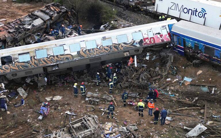 Министр транспорта и инфраструктуры Греции Костас Караманлис подал в отставку после столкновения поездов в Темпи.