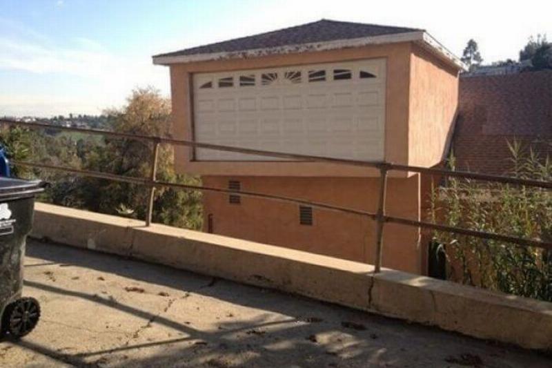 Эти подрядчики сделали такую ужасную работу, но вы, вероятно, будете смеяться над фотографиями