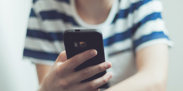 Привычная проверка социальных сетей связана с изменением развития мозга у молодых подростков