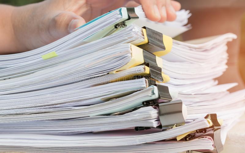 Законы, которые заработали с 1 марта: ПДД, ЕГРН, пенсии, пособия, плата за мусор
