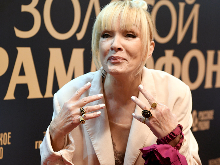 Плюющая в Россию Лайма Вайкуле просится на корпоратив к олигарху в Москве