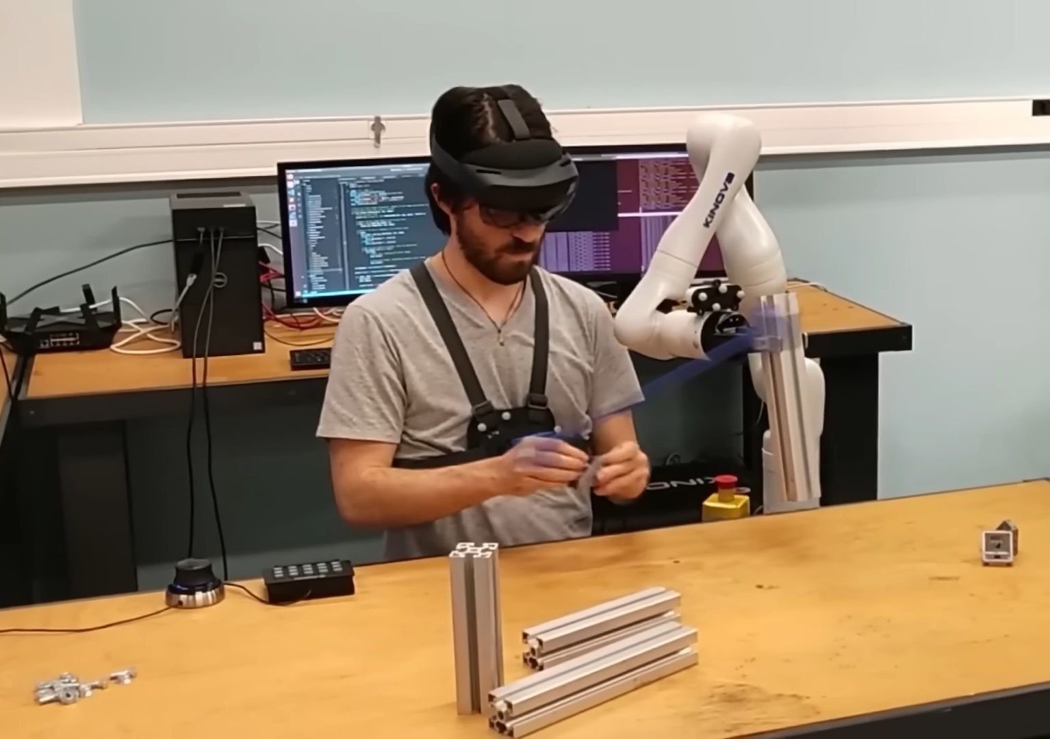 Французские инженеры разработали виртуальную руку для рабочих