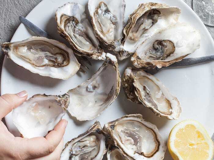 Сырые устрицы все еще живы, когда вы их едите