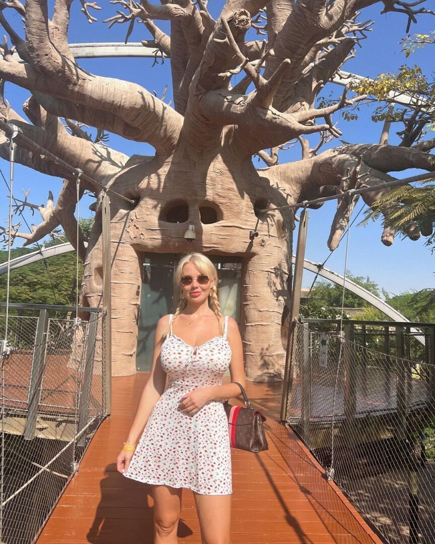 Белокурая Мария Лапулина сможет вас удивить своими формами.