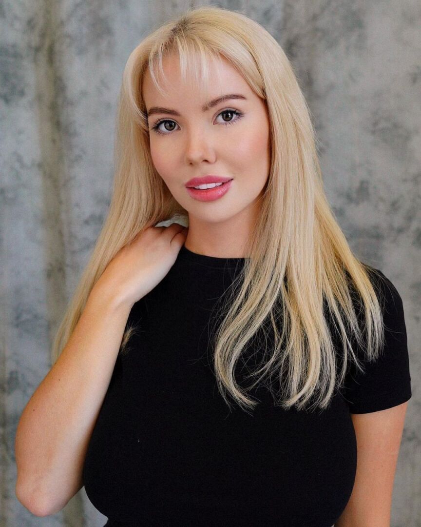 Белокурая Мария Лапулина сможет вас удивить своими формами.