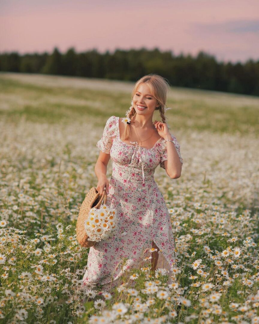 Белокурая Мария Лапулина сможет вас удивить своими формами.