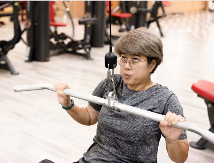 Слабая мышечная сила у женщин среднего возраста более чем в два раза увеличивает риск ...