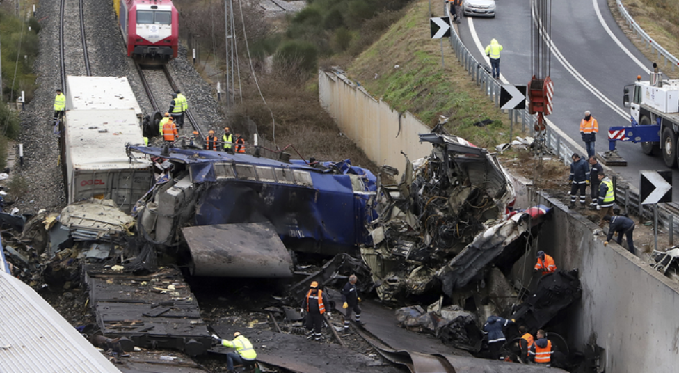 Министр транспорта Греции ушел в отставку, начальник станции арестован после лобового крушения поезда, погибли 57 человек