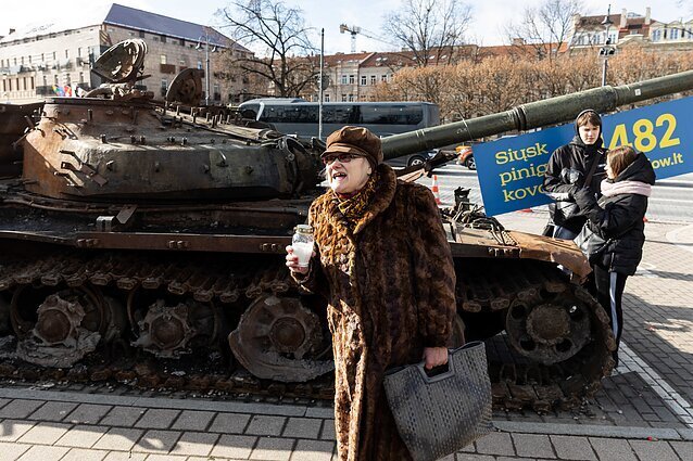 Гвоздикой по несокрушимой броне: как российский танк перессорил Эстонию