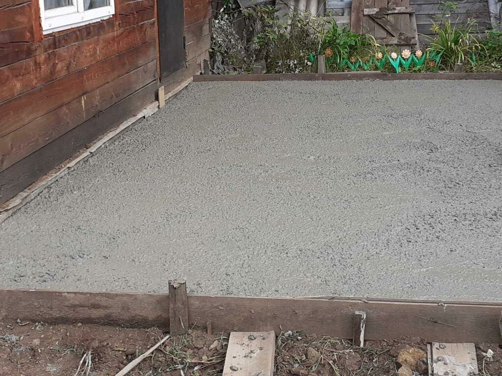 Первый раз самостоятельно заливаем бетонным раствором не большую площадку. И что из этого получилось.