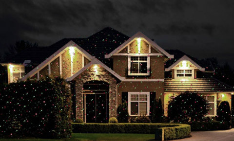 Как прекрасно созерцать звездное небо находясь в своей комнате, тем самым погружаясь в глубины мечты.