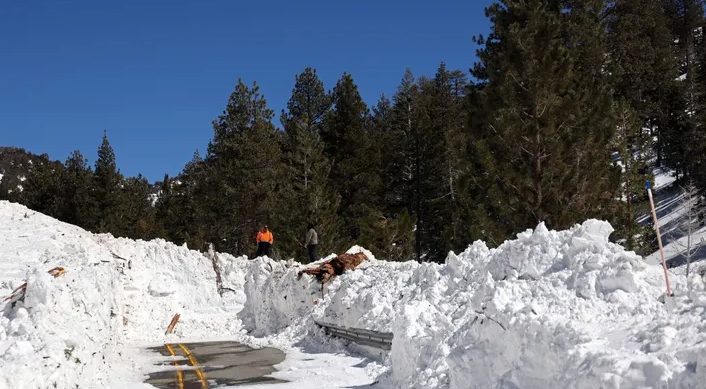 Калифорния пишет "Помогите нам!!" в снегу, поскольку зимний шторм может оставить жителей без света на неделю