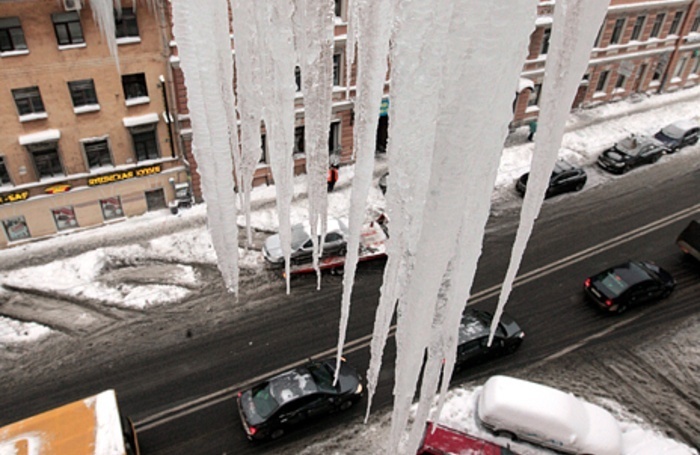 Что делать, если на ваш автомобиль упала сосулька?