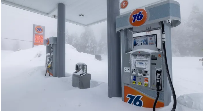 Калифорния пишет "Помогите нам!!" в снегу, поскольку зимний шторм может оставить жителей без света на неделю