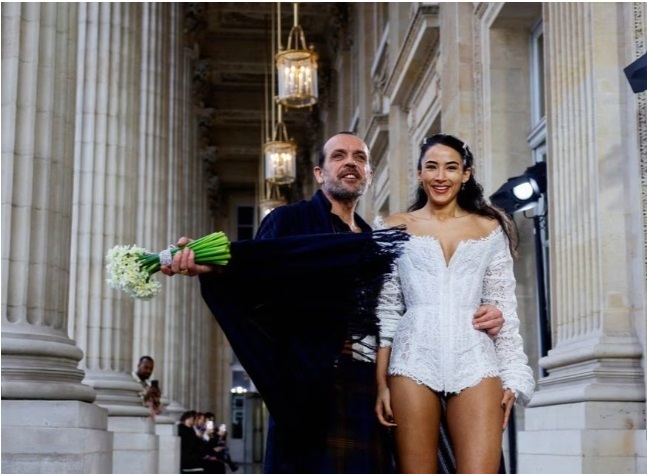 Дом моды Вивьен Вествуд отдает дань памяти покойному основателю в парижском показе