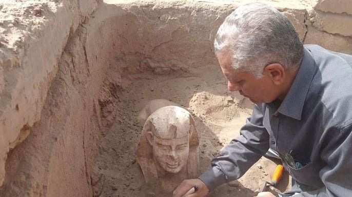 Археологи в Египте раскопали статую римской эпохи, похожую на сфинкса.