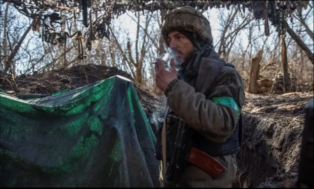 Украинские лидеры согласились продолжать оборону Бахмута, несмотря на растущее число жертв