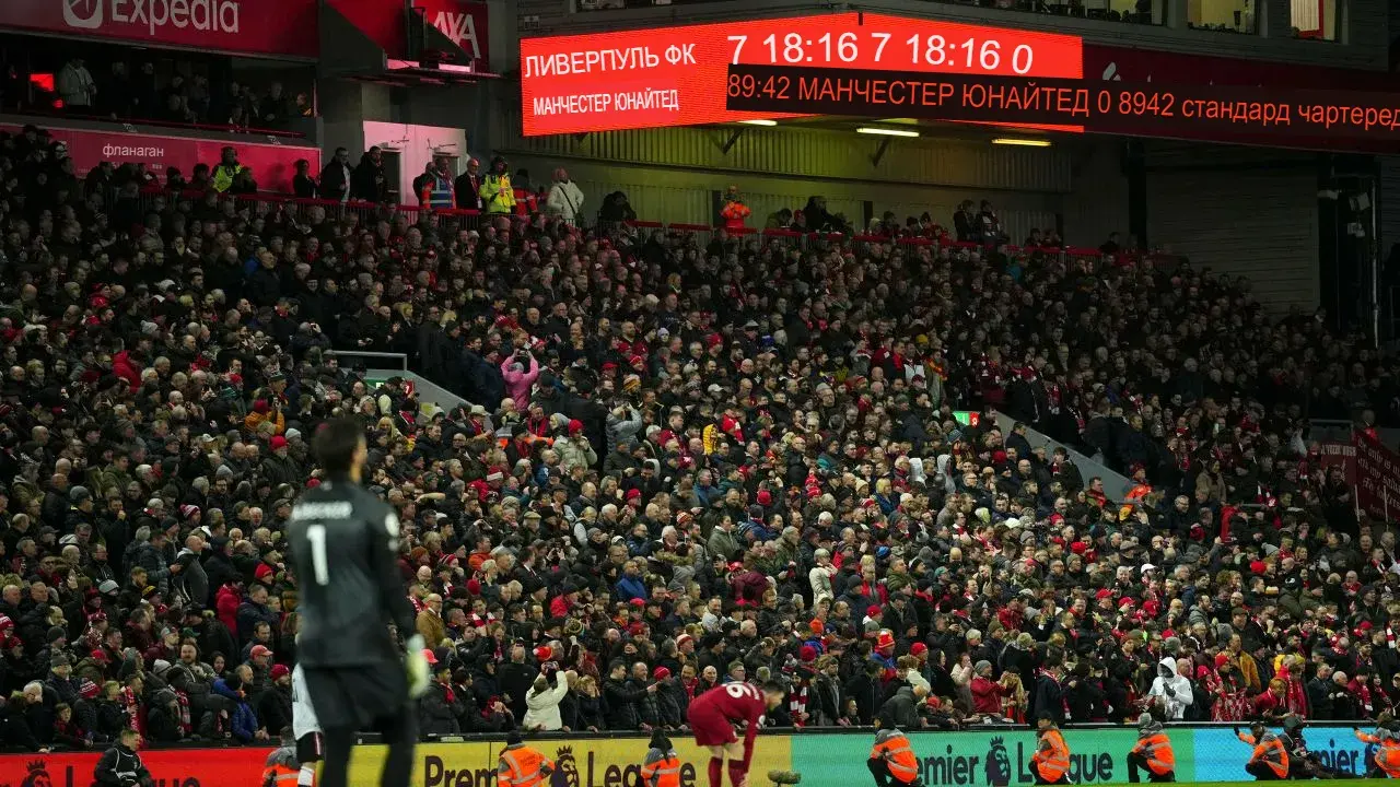 Главный тренер "Манчестер Юнайтед" Эрик тен Хаг раскритиковал "непрофессиональных" игроков после унизительного поражения от "Ливерпуля" со счетом 7: 0