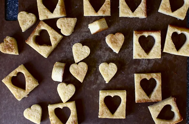 Белые и темные пирожные с сердцем