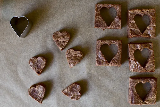 Белые и темные пирожные с сердцем