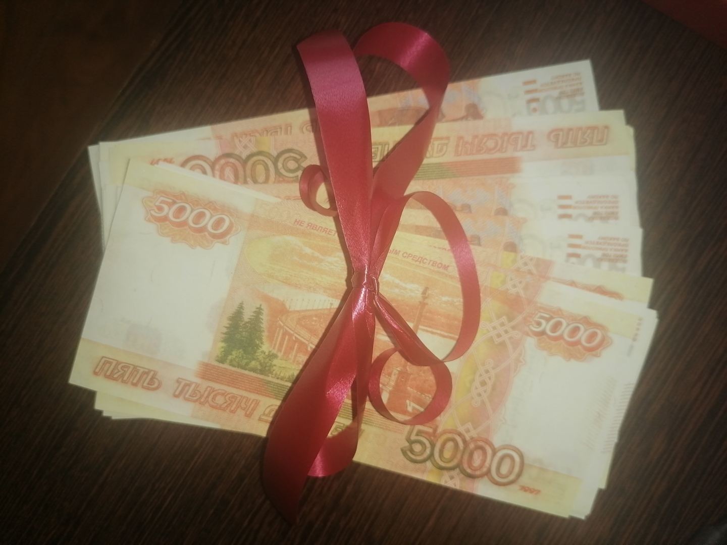 Дарёному коню в зубы не смотрят? О каких подарках на 8 марта в 2023 году женщины мечтают, а какие - считают самыми ужасными...