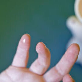 Как избавиться от суперклея с кожи