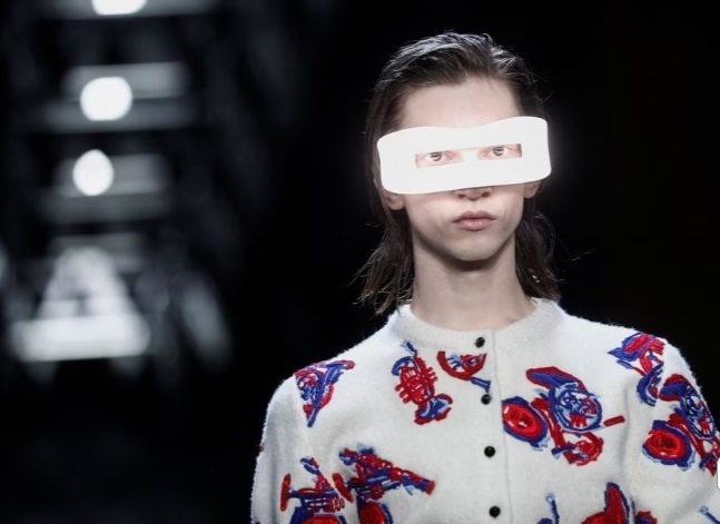 Louis Vuitton демонстрирует игривый, французский стиль в музее д'Орсэ в Париже