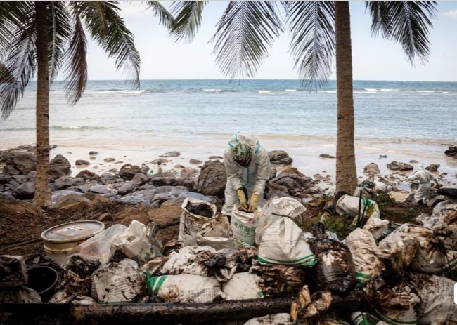 С ведрами и кружками жители Филиппин убирают разлив нефти