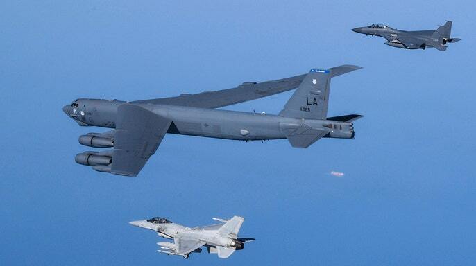 Северная Корея угрожает принять меры после полета американского бомбардировщика B-52 с ядерным оружием над Корейским полуостровом