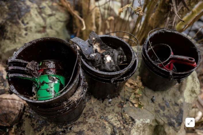 С ведрами и кружками жители Филиппин убирают разлив нефти