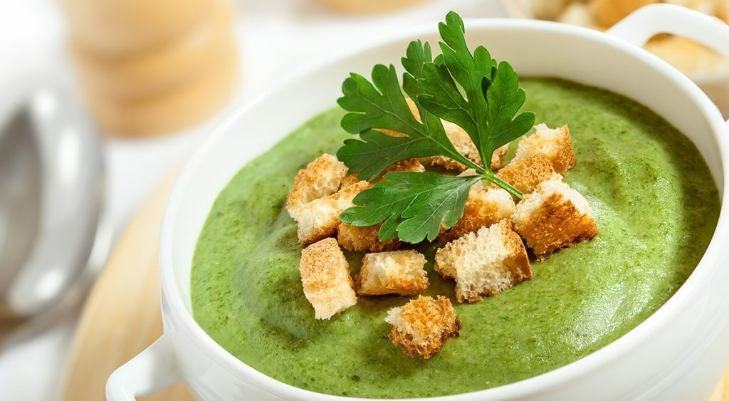 Суп без молока или сливок из брокколи с чесночными панировочными сухарями: веганская версия старого фаворита