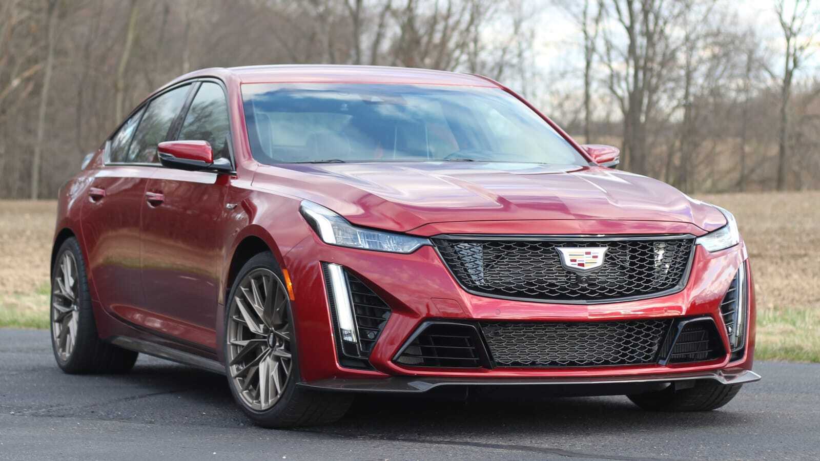 Модель Cadillac CT5-V Blackwing 2024 года демонстрируют агрессивный вид.