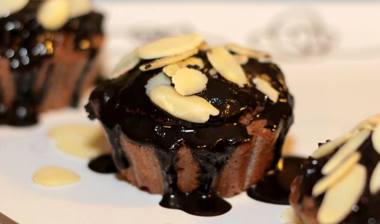 Шоколадные пирожные с черной фасолью без глютена