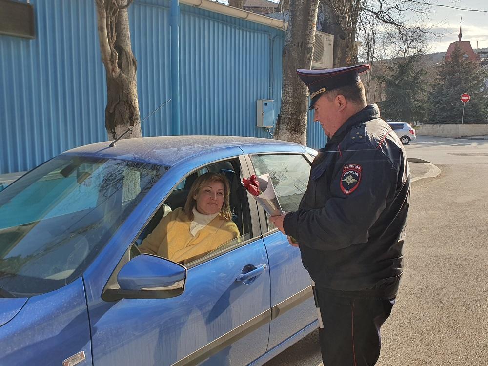 Сотрудники МВД Феодосии организовали неожиданный сюрприз для женщин в честь 8 Марта