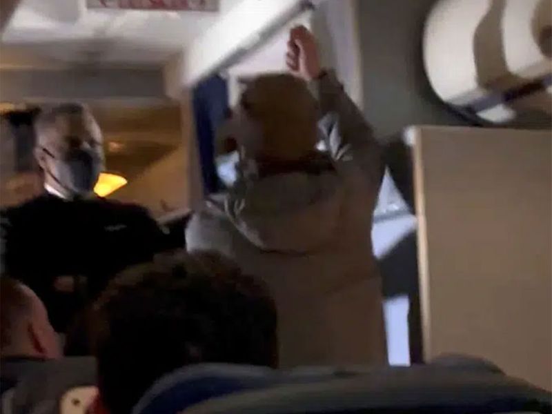 Как пассажиры объединились, чтобы задержать человека, который пытался ударить экипаж ложкой на рейсе United Airlines