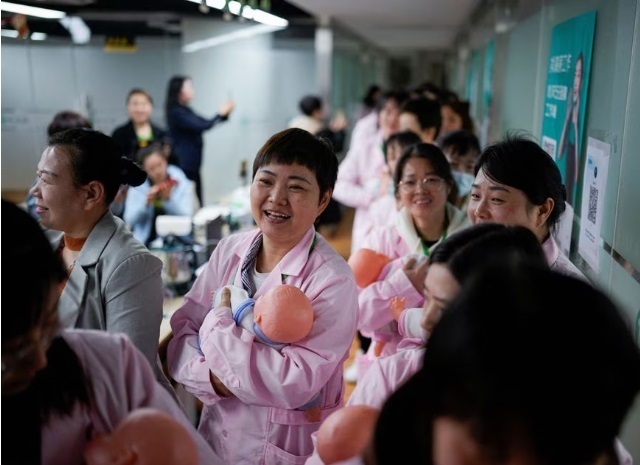 Нужна няня? Китайская школа обучает женщин уходу за новорожденными детьми