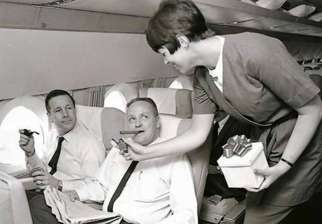 Почему на самом деле запретили курение в самолетах