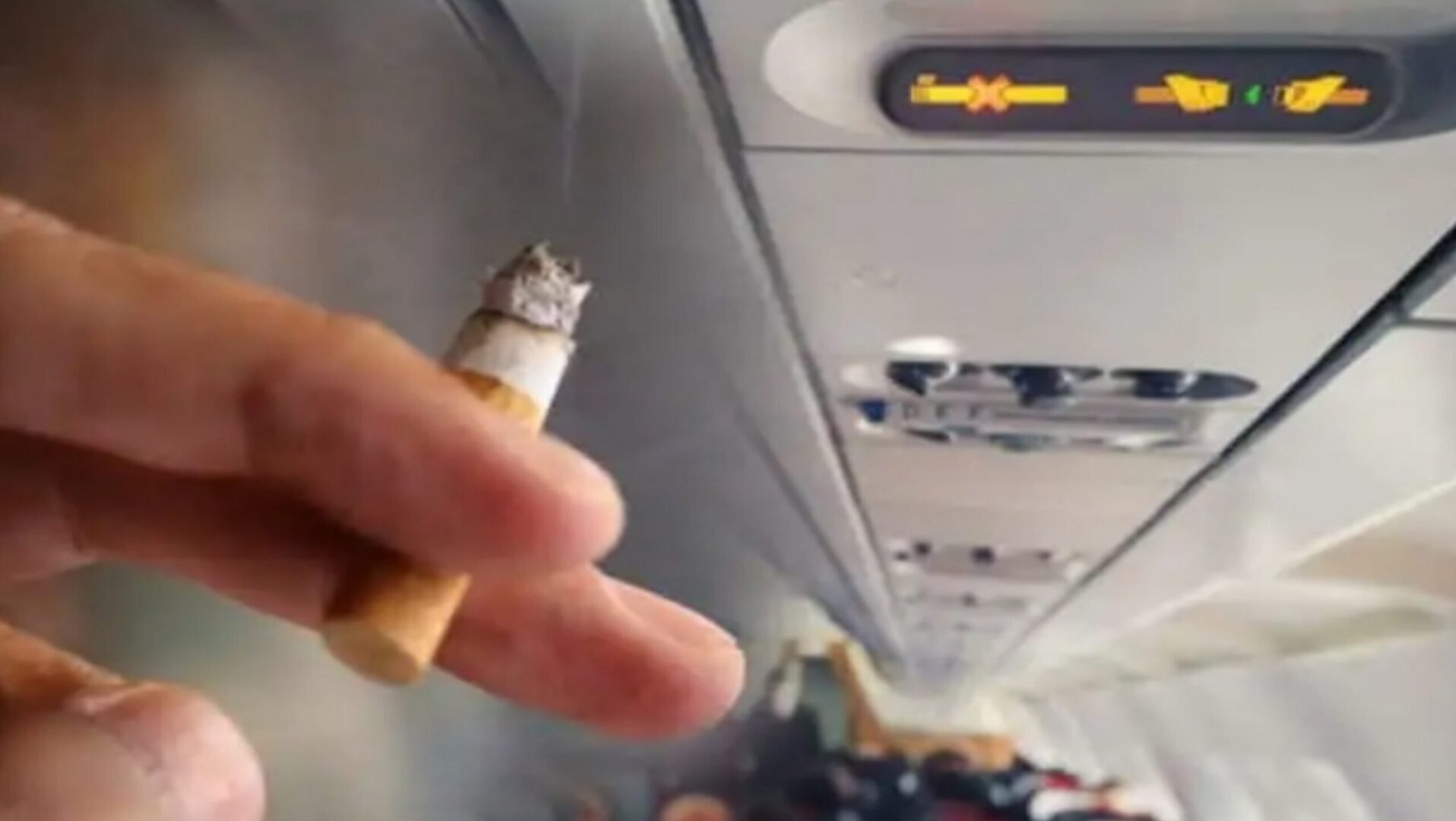 Почему на самом деле запретили курение в самолетах