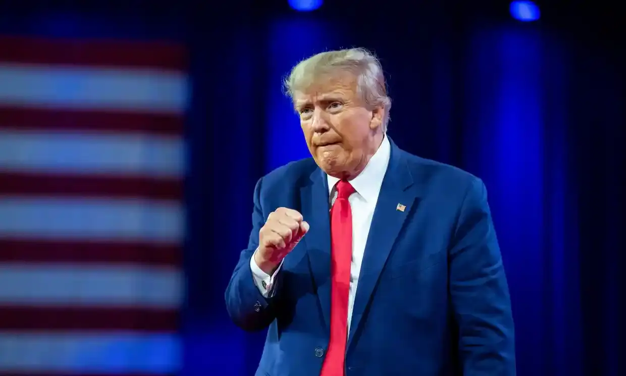 Трампу рассказали о возможных уголовных обвинениях в подкупе Сторми Дэниелс — отчет