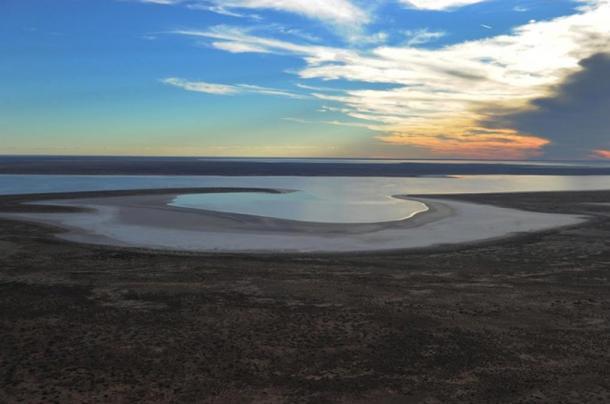 Метеорит возрастом 4,5 миллиарда лет был восстановлен до того, как его смыло, поскольку проливные дожди вызвали редкое заполнение древнего австралийск