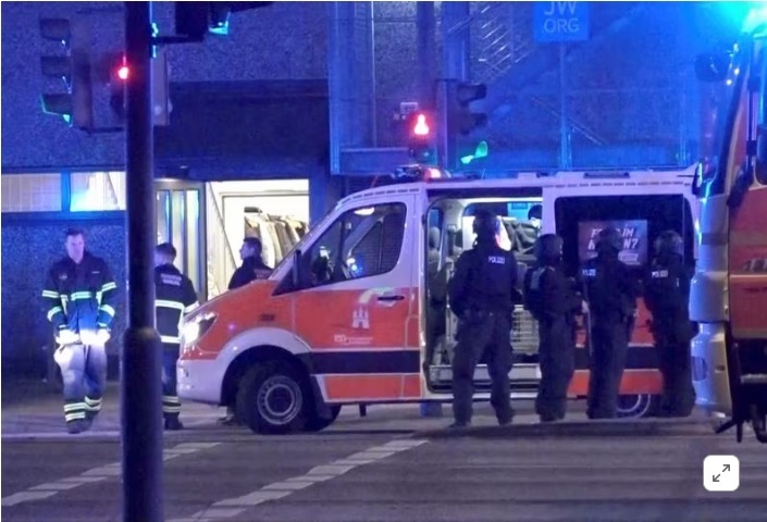 Немецкий стрелок убил 7 человек, включая нерожденного ребенка, в зале Свидетелей Иеговы