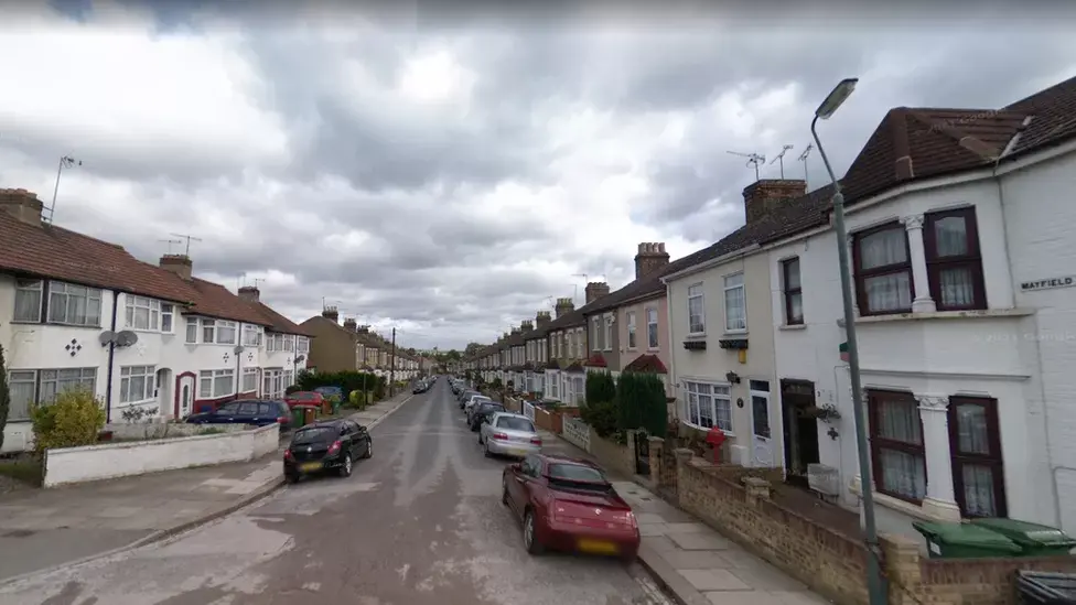 Женщину и двух мальчиков нашли мертвыми в доме