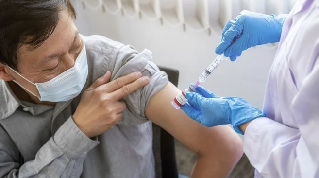 Эффективность моновалентной бустерной вакцинации мРНК COVID-19 в сравнении с двухдозовой первичной серией во время циркуляции варианта Омикрон