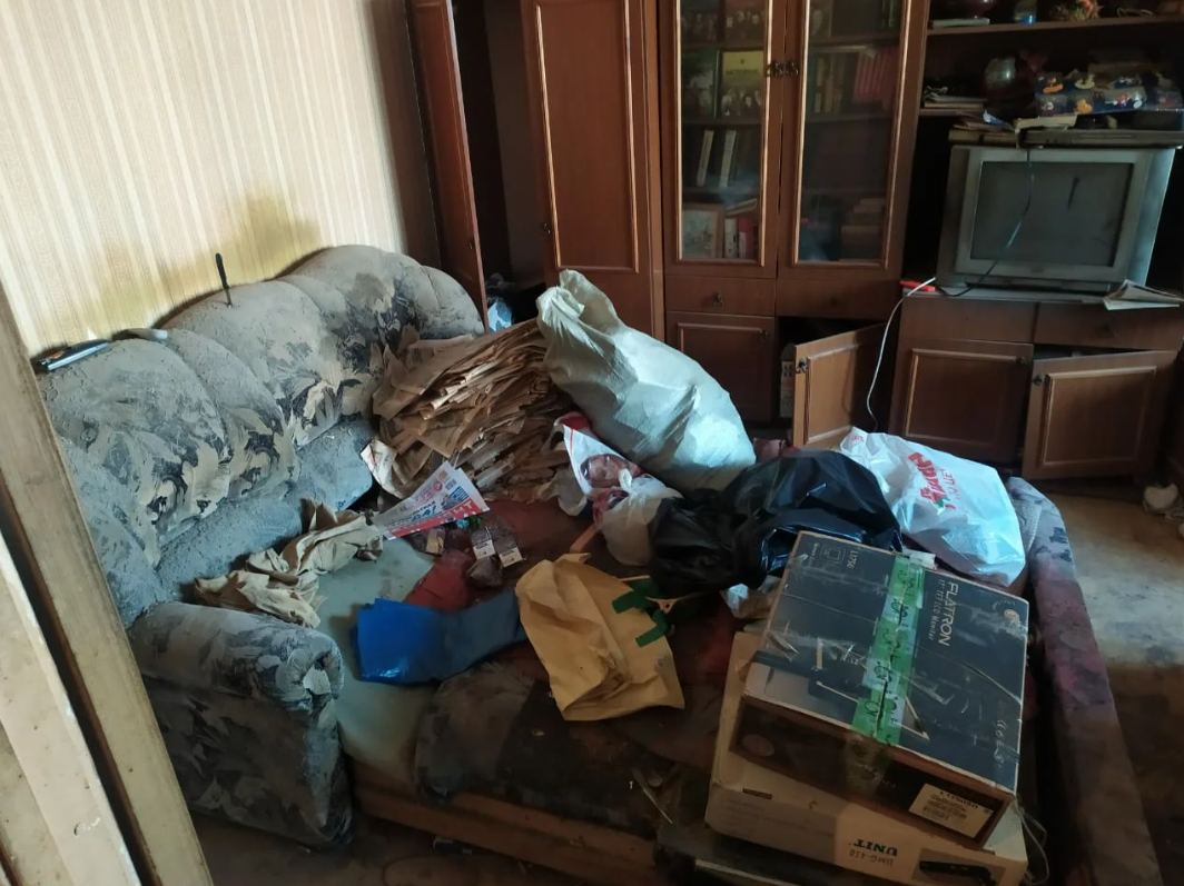 Как выглядит антисанитарная квартира в Москве, которую отказываются убирать клининговые компании. Почему? Фото этой квартиры
