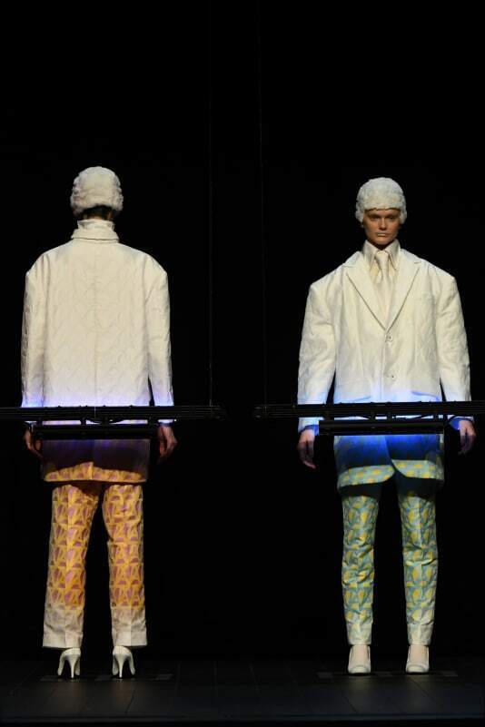 Яркие моменты Парижской недели моды: дикие лошади, роботы-собаки и множество форм спортивной одежды