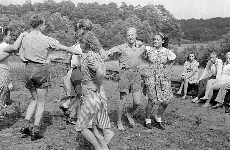 Вперёд, в прошлое, которое пробивает на ностальгию