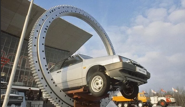 Вперёд, в прошлое, которое пробивает на ностальгию